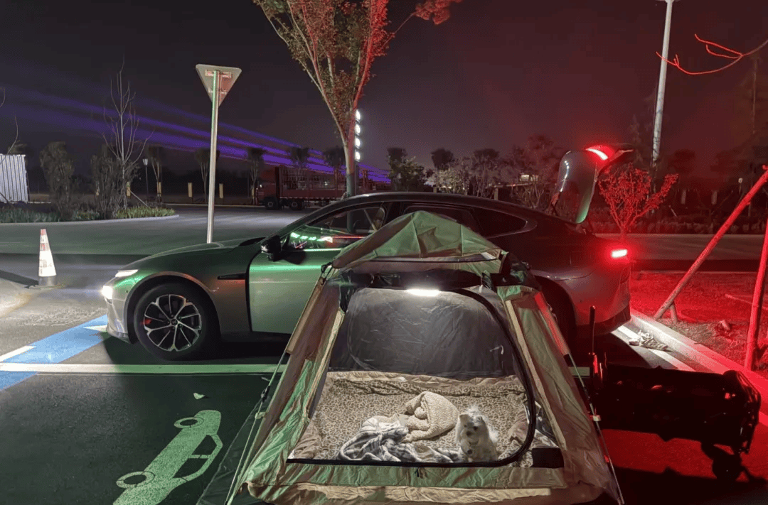 间年轻人旅行掀起“帐篷过夜”热潮冰球突破不住酒店住帐篷！国庆期(图3)